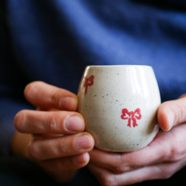 Tasse à café Bow rouge – Image 2