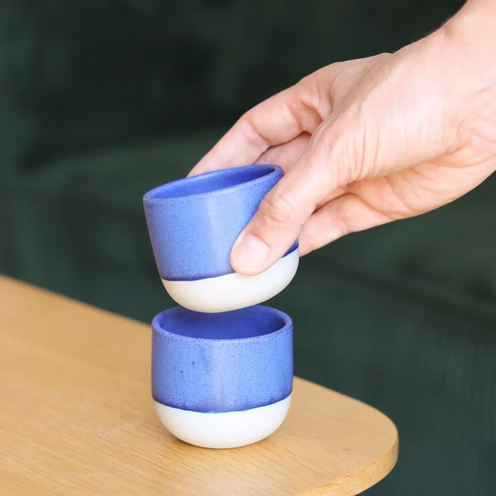 Tasse à café bleu mat